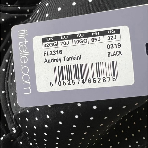 Top is size 32 J with underwire ( Fits like a D or DD)
Bottom is medium - Picture 4 of 4